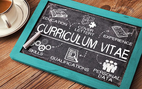 Tableau présentant les éléments clés d’un Curriculum Vitae en français, incluant compétences, expérience, formation et données personnelles.