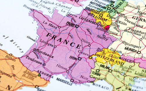 Carte de la France, de la Belgique et de la Suisse illustrant les démarches, contrats et droits du travail pour travailler en Europe francophone.