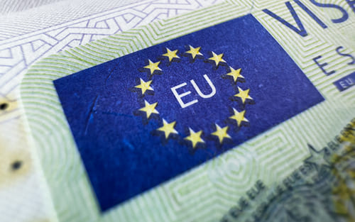 Visa ou document européen avec le symbole de l’Union européenne, illustrant la recherche d’emploi en Europe et les démarches nécessaires pour travailler dans un pays européen.