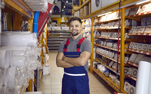 Magasinier travaillant dans un entrepôt logistique en France, gestion des stocks et préparation de commandes