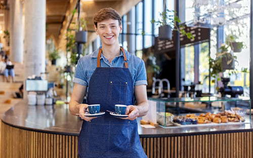 Serveur travaillant en salle dans un café en Île-de-France